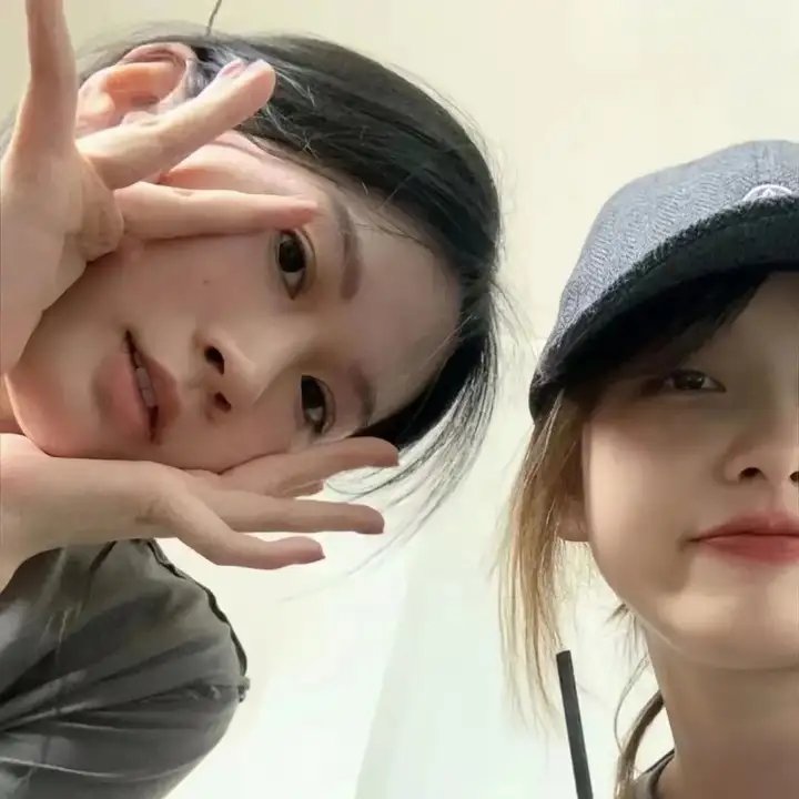 戴脚镣的女孩
